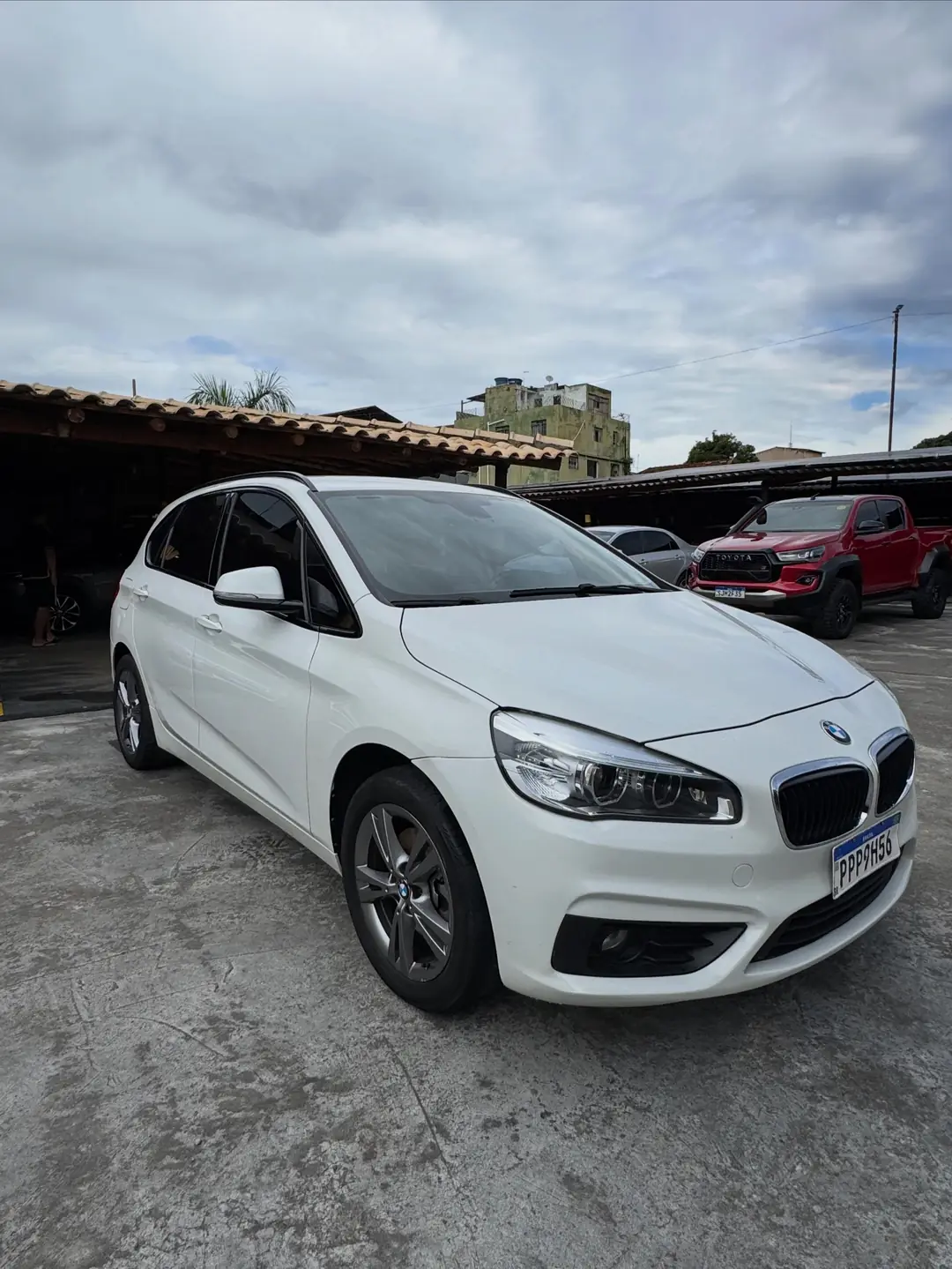 BMW 220i Active Tourer 2016/17 branco