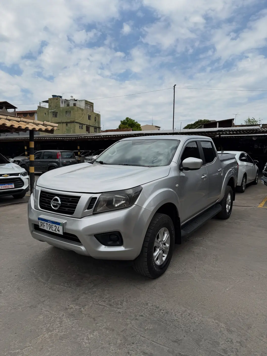 Nissan Frontier 2022 prata