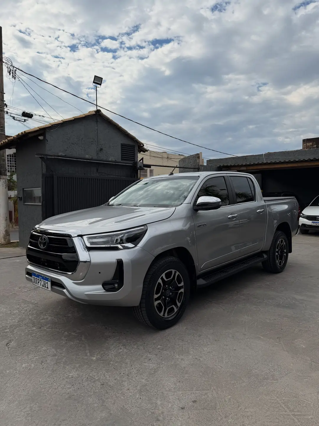 Toyota Hilux 2023 prata