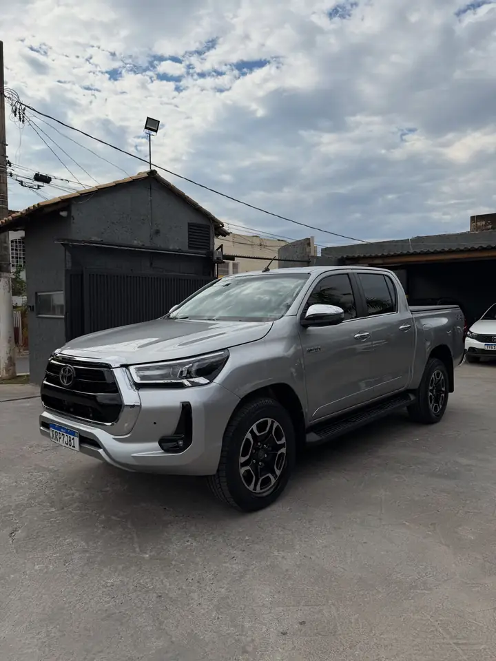 Toyota Hilux prata vendido