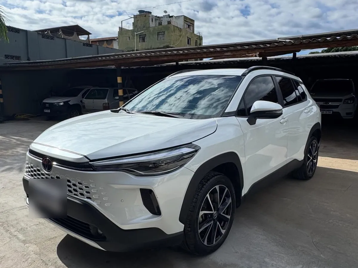 Toyota Corolla Cross XRE branco no pátio da SH Veículos em Montes Claros